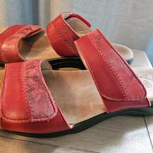 SAS Nudu Slide leather sandal Red size 8.5N